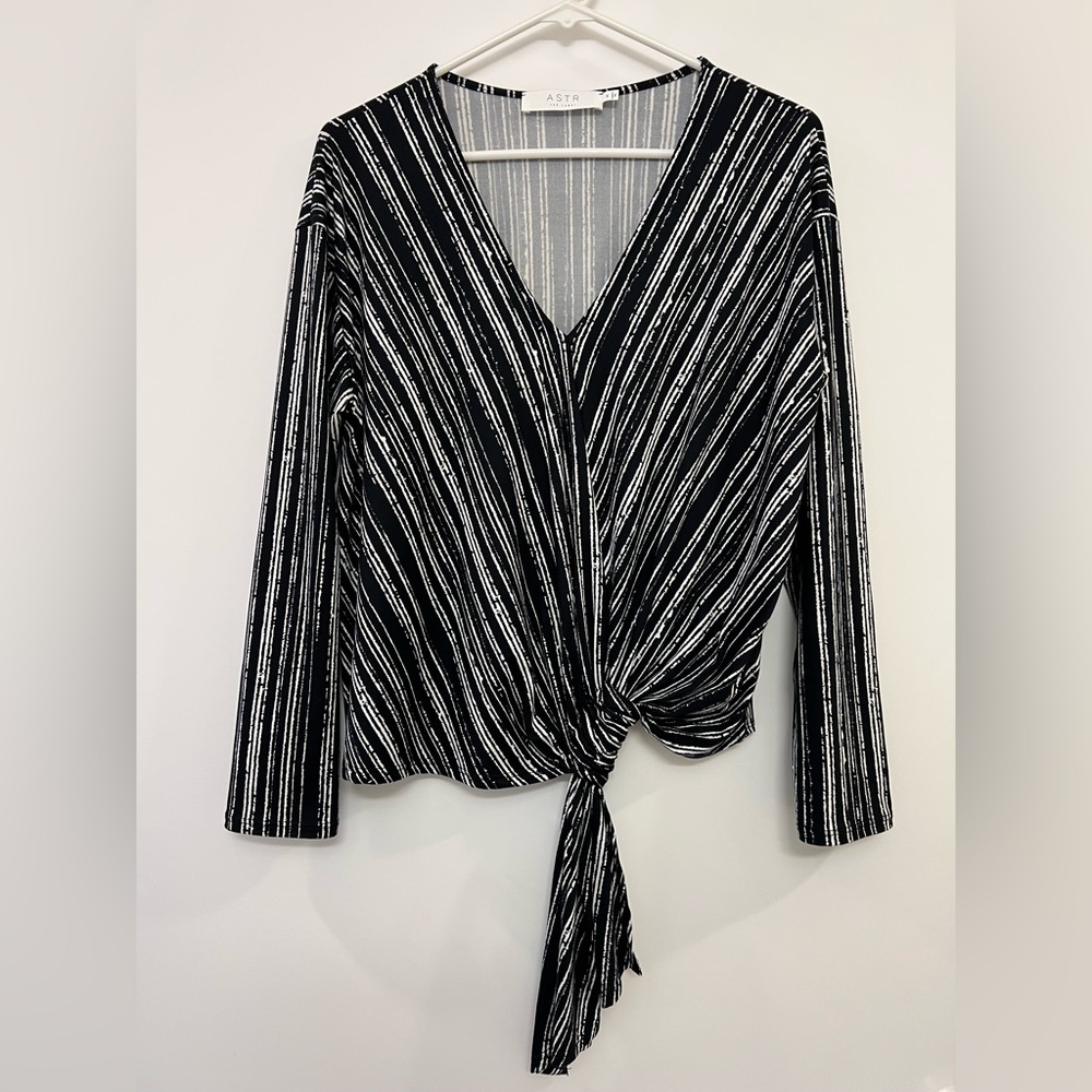 ASTR The Label V-Neck Black & White Striped Front Tie Long Sleeve - size M